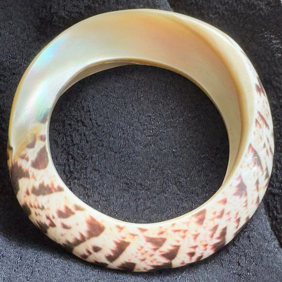 Vintage Carved Tiger Cowrie Polished Shell Bangle Bracelet Mother of Pearl Boho - Picture 8 of 14